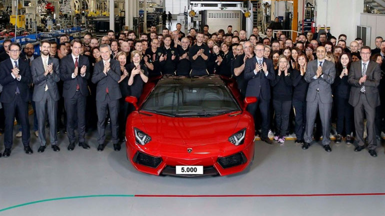 Συνεχίζει τις υψηλές πτήσεις η Aventador